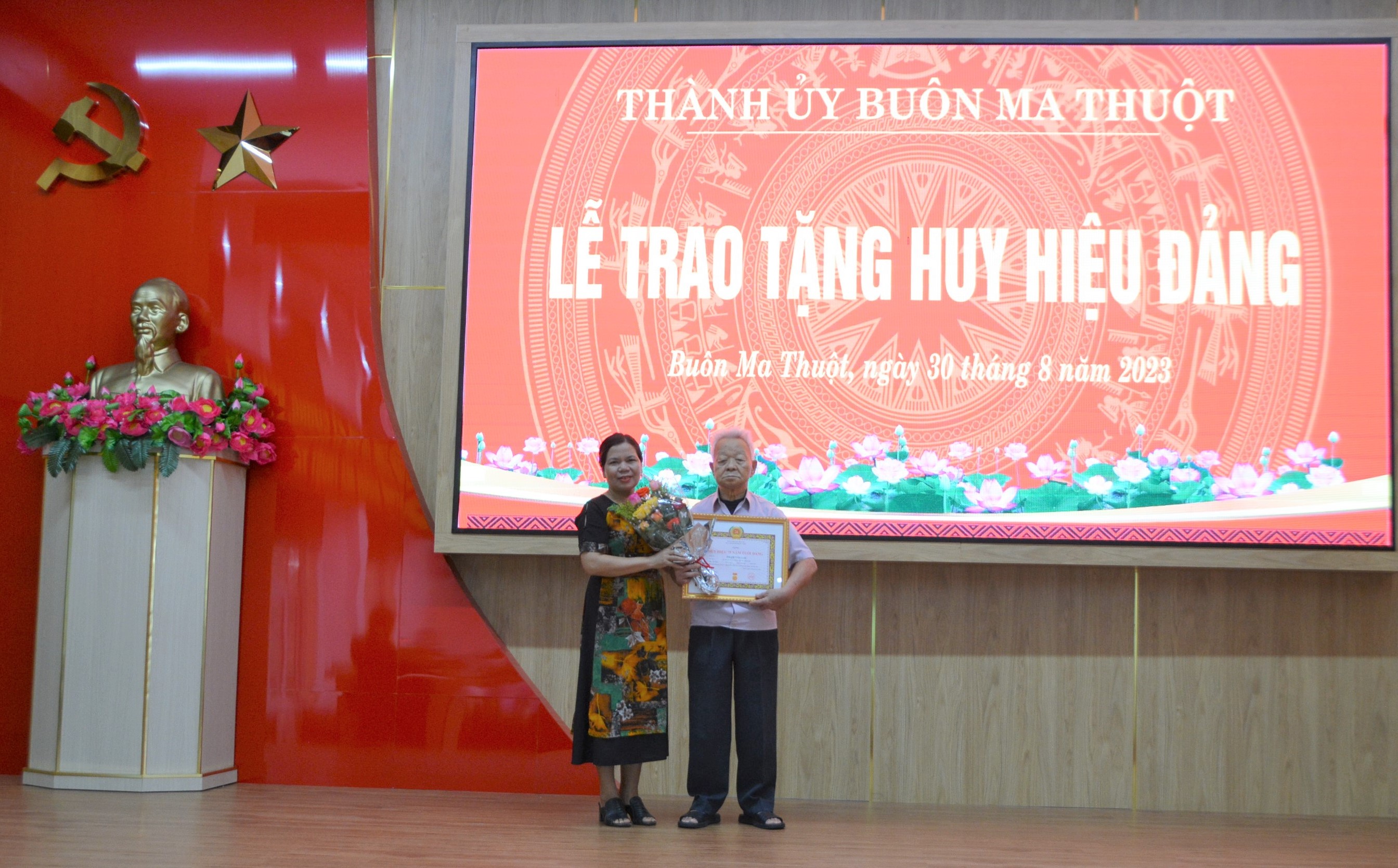 226 đảng viên thuộc Đảng bộ thành phố Buôn Ma Thuột được trao tặng Huy hiệu Đảng dịp 2/9